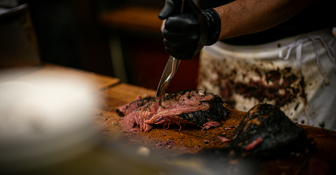 How to use a charcoal smoker